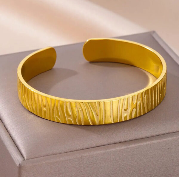 1042 Gold Plated Bangle